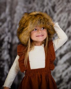 Niña sonriente en bosque en una sesión infantil de Navidad en Valencia con Mar Atienza Fotografía.