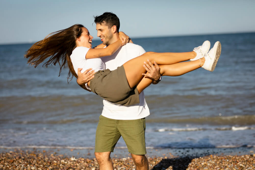 Sesión de fotos de preboda en la playa de Saler en Valencia. Mar Atienza Fotografía