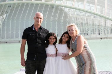 Sesión de fotos de comunión con hermanas gemelas en valencia