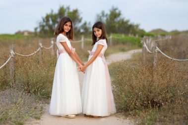 Sesión de fotos de comunión con hermanas gemelas en valencia