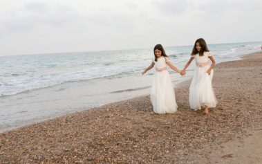 Sesión de fotos de comunión con hermanas gemelas en valencia