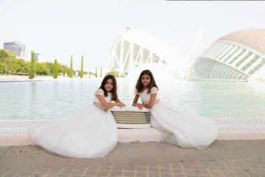 Sesión de fotos de comunión con hermanas gemelas en valencia