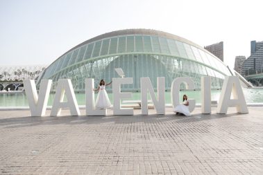Sesión de fotos de comunión con hermanas gemelas en valencia