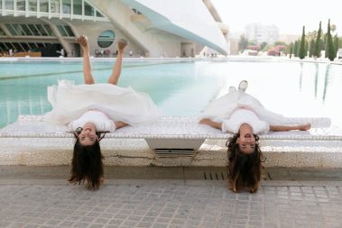 Sesión de fotos de comunión con hermanas gemelas en valencia