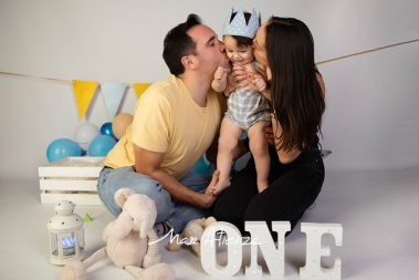 Sesión de fotos de cumpleaños de bebé con padres en Valencia