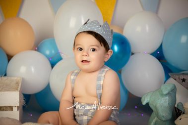 Sesión de fotos de cumpleaños de bebé con padres en Valencia