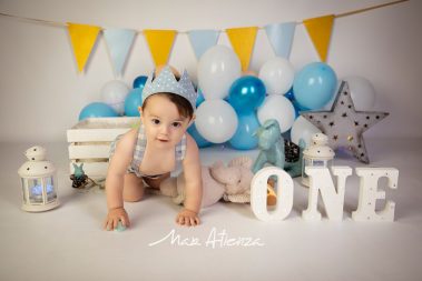 Sesión de fotos de cumpleaños de bebé con padres en Valencia