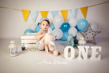 Sesión de fotos de cumpleaños de bebé con padres en Valencia