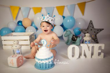 Sesión de fotos de cumpleaños de bebé con padres en Valencia