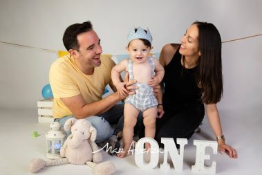 Sesión de fotos de cumpleaños de bebé con padres en Valencia