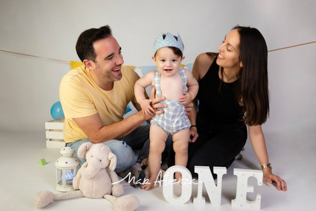 Sesión de fotos de cumpleaños de bebé con padres en Valencia
