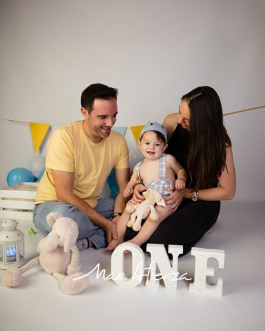 Sesión de fotos de cumpleaños de bebé con padres en Valencia