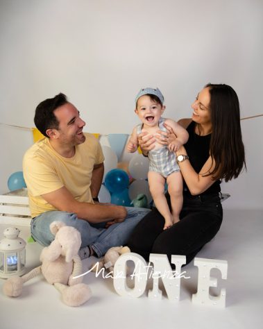 Sesión de fotos de cumpleaños de bebé con padres en Valencia