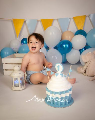 Sesión de fotos de cumpleaños de bebé con padres en Valencia