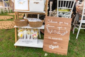 Rincón decorado con mensaje emocional, pétalos y detalles, parte de una ceremonia de fotografía de bodas en Valencia.