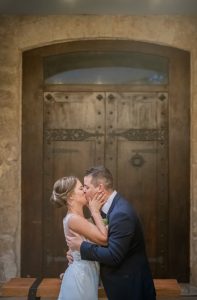 Novios compartiendo su primer beso como esposos, capturado en una boda en Valencia.