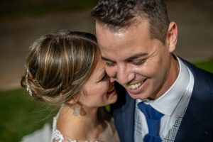 Novios sonriendo espontáneamente después de la ceremonia, parte de un reportaje de fotografía de bodas en Valencia.