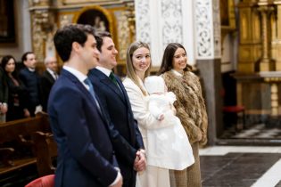 Padres y padrinos en la Iglesia de San Esteban durante la Fotografía de Bautizo en la Iglesia de San Esteban