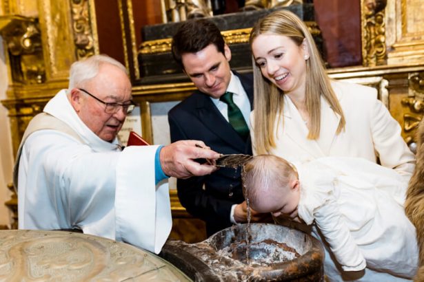 Bautizo de un bebé en la Iglesia de San Esteban, Valencia.
