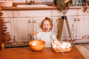 sesión fotos Navidad Valencia bebé divertido con cuchara en cocina