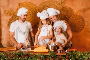sesión fotos Navidad Valencia familia cocinando galletas navideñas