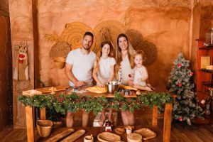 sesión fotos Navidad Valencia familia completa en cocina navideña