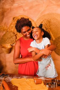sesión fotos Navidad Valencia madre e hija riendo en cocina navideña