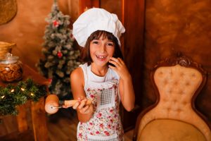 sesión fotos Navidad Valencia niña cocinera feliz en cocina navideña