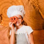 sesión fotos Navidad Valencia niña con gorro de chef y pretzel