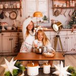 sesión fotos Navidad Valencia hermanas cocinando en cocina navideña