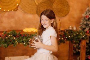 sesión fotos Navidad Valencia niña con tarro de galletas