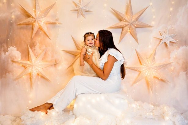 Madre besando a su bebé en una sesión de fotos de Navidad en Valencia